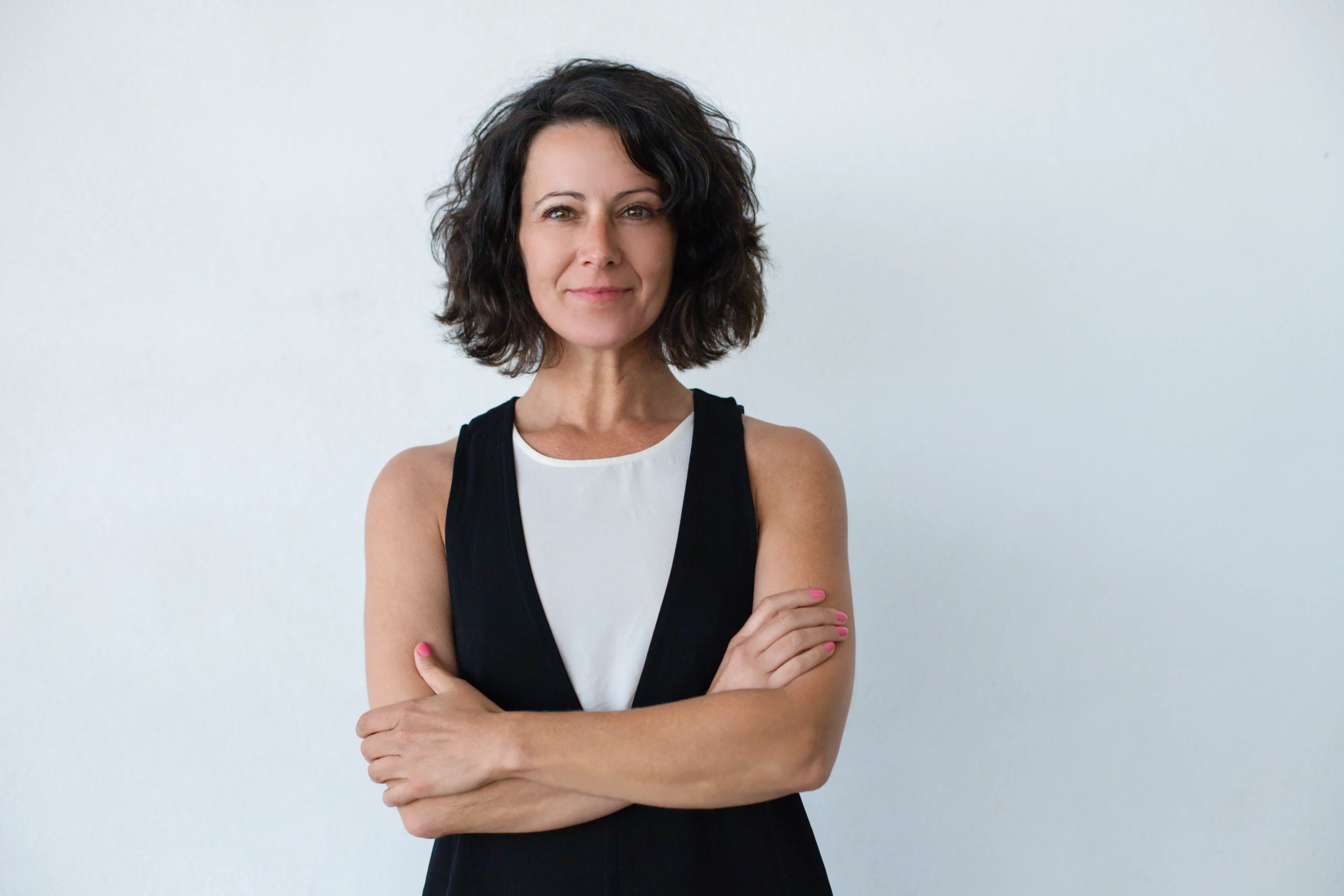 alegre-mujer-mediana-edad-cabello-rizado