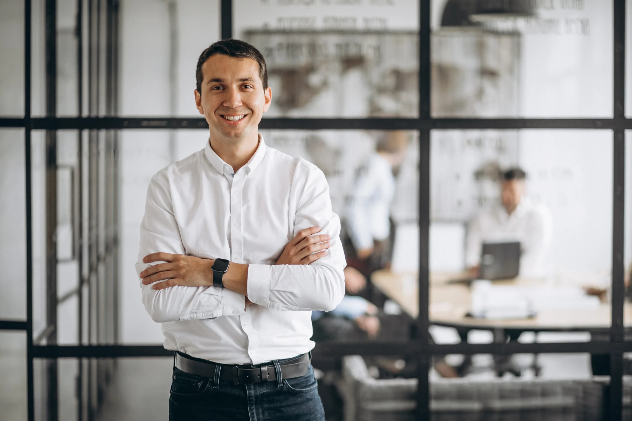 hombre-negocios-dueno-empresa-oficina