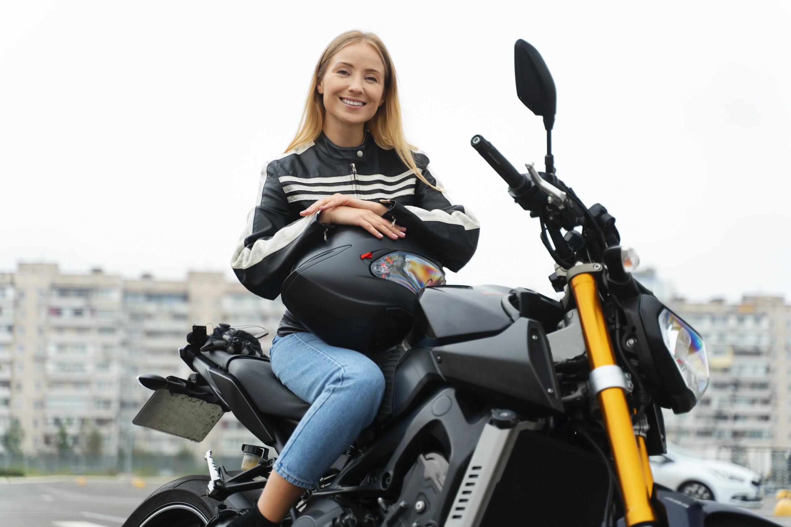 mujer-recibiendo-prueba-manejo-motocicletas